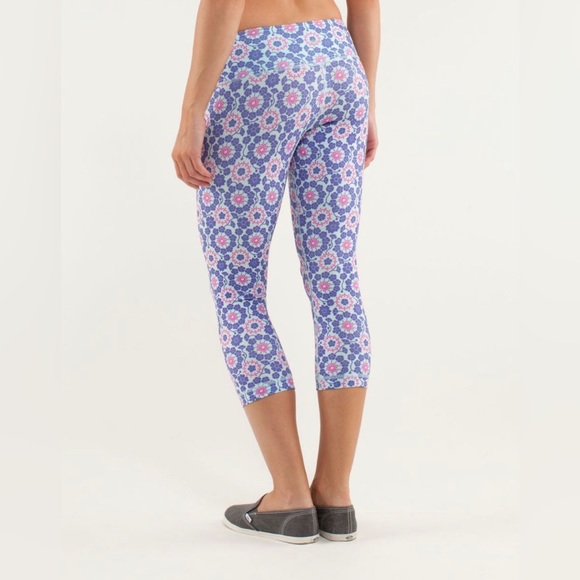 Lululemon Wunder Under Crop
Twiggy Printed Purple/Aquamarine • GREAT CONDITION - Picture 2 of 5